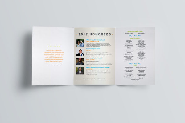 02-Trifold-Mockup-In